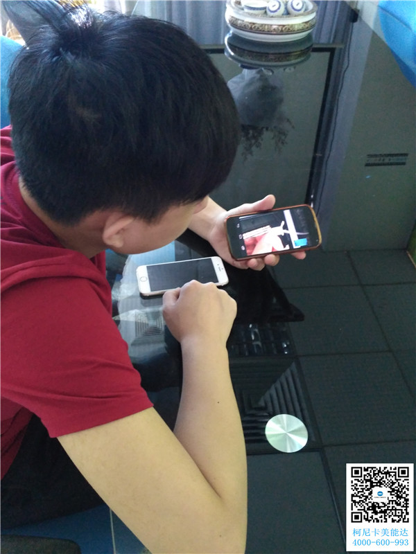 科頤辦公工程師在視頻教客戶安裝柯尼卡美能達(dá)246復(fù)印機(jī)