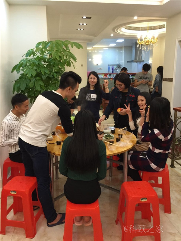 科頤家人一起吃團圓飯，并送上對大家的祝福-科頤辦公