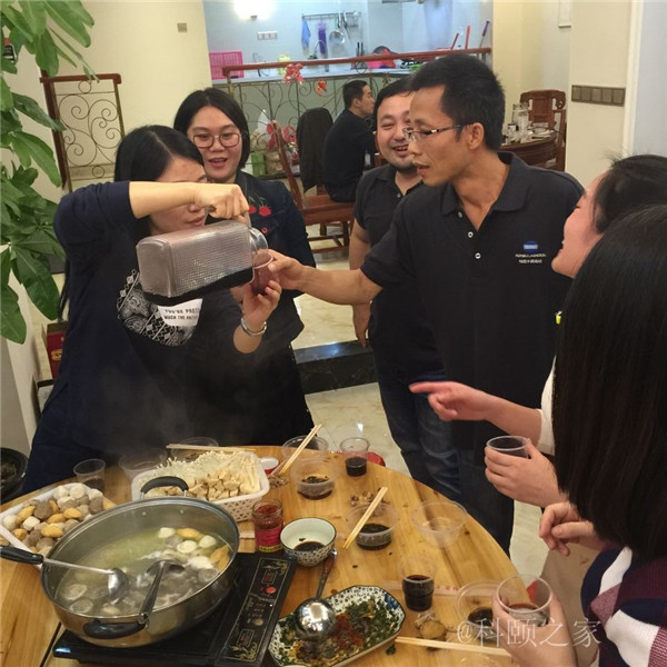 科頤兩位老板過來敬酒，大家苦樂融融-科頤辦公