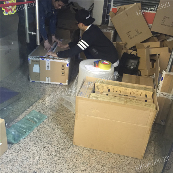 記4月11科頤辦公打包現場，隔壁小帥來幫我們一起打包