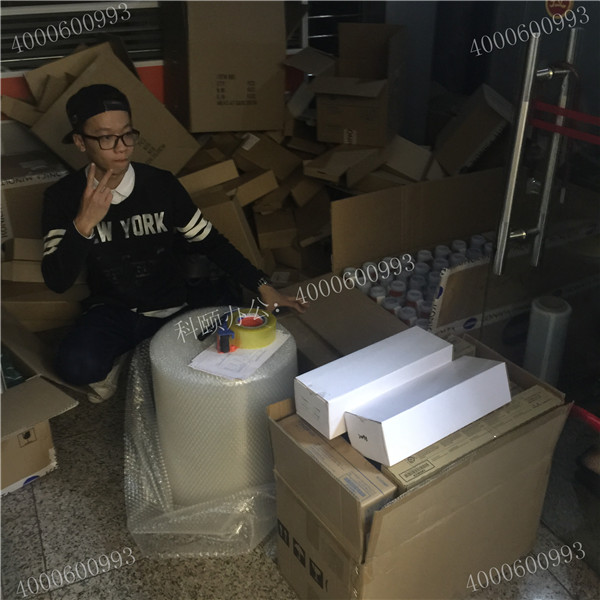 4月11科頤辦公打包現場，隔壁小帥幫忙打包中還不忘來臭美一下